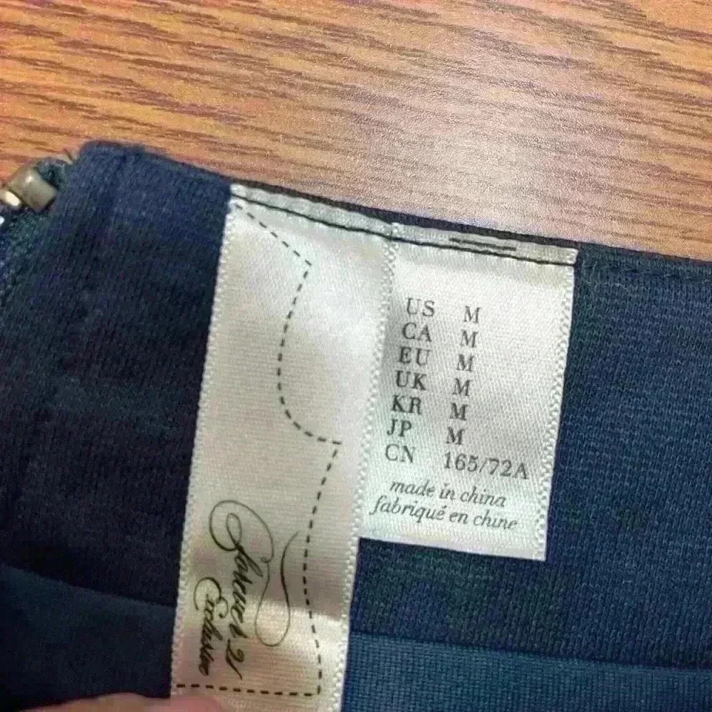 ❤️ NWT- FOREVER 21 Exclusive Navy Skirt with sequence accents - Picture 6 of 6